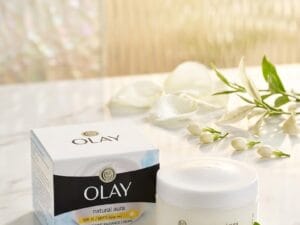 كريم olay natural aura glowing